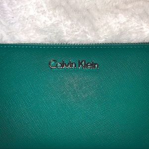 Calvin Klein green leather zip around wallet 🤩